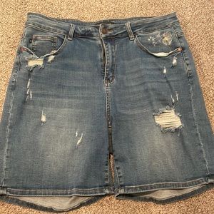 Judy Blue Dandelion Embroidered Mid Rise Shorts